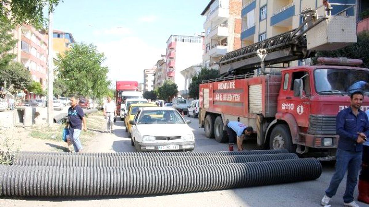 Vatandaşlar Yolu Trafiğe Kapattı