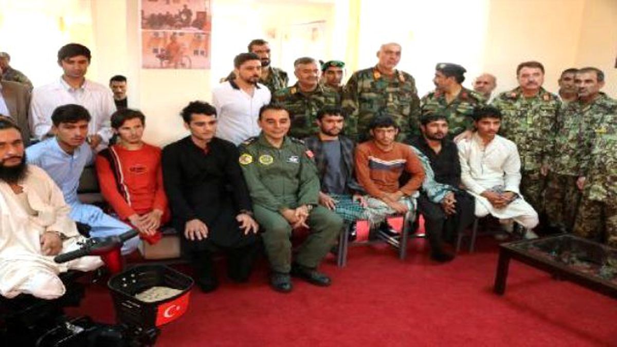 Afgan Gazilere TSK\'dan Anlamlı Hediye