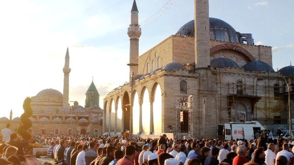 Ahmet Davutoğlu ve Bakan Elvan, Bayram Namazını Konya\'da Kıldı