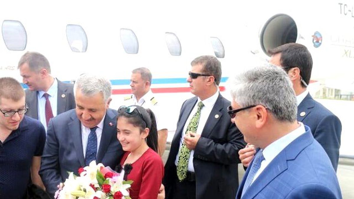 Bakan Arslan Kars\'ta Hemşehrileriyle Bayramlaştı