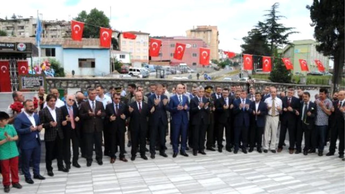 Bakan Soylu, Trabzon\'da Şehitliği Ziyaret Etti