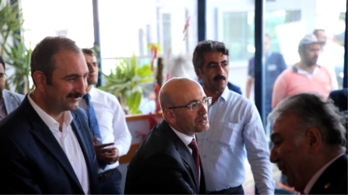 Başbakan Yardımcısı Şimşek Gaziantep\'te Partililerle Bayramlaştı