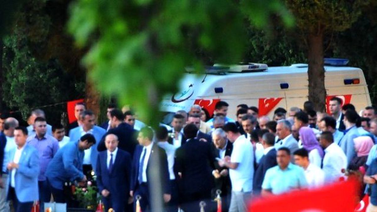 Başbakan Yıldırım\'dan Maden Şehitlerine Karanfil