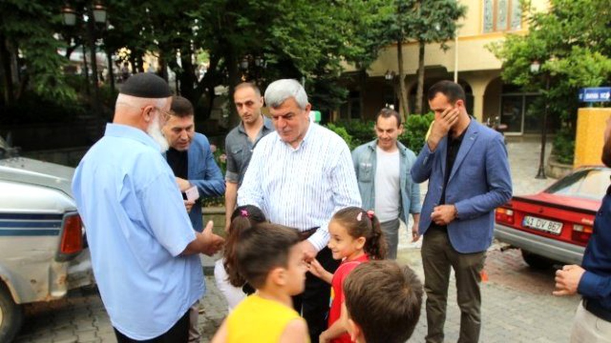 Başkan Karaosmanoğlu Bayram Namazı Sonrası Çocuklara Nasihatlerde Bulundu