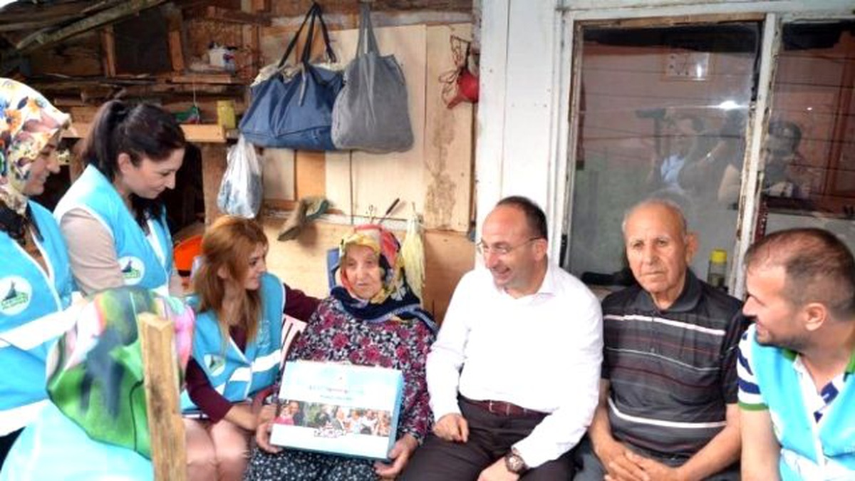 Başkan Üzülmez, Yaşlı Vatandaşları Ziyaret Etti