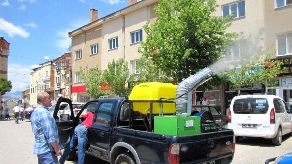 Caddelere ve Camilere Gül Suyu Püskürtüldü