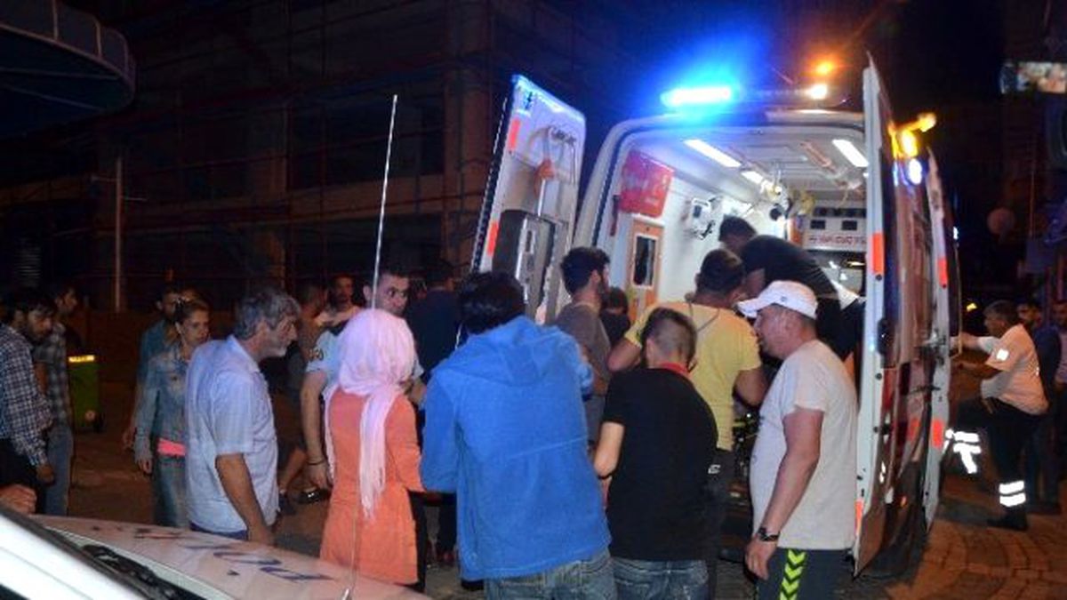 Çukura Düşen Babasını Görüntüleyen Gazetecilere Tepki Gösterdi
