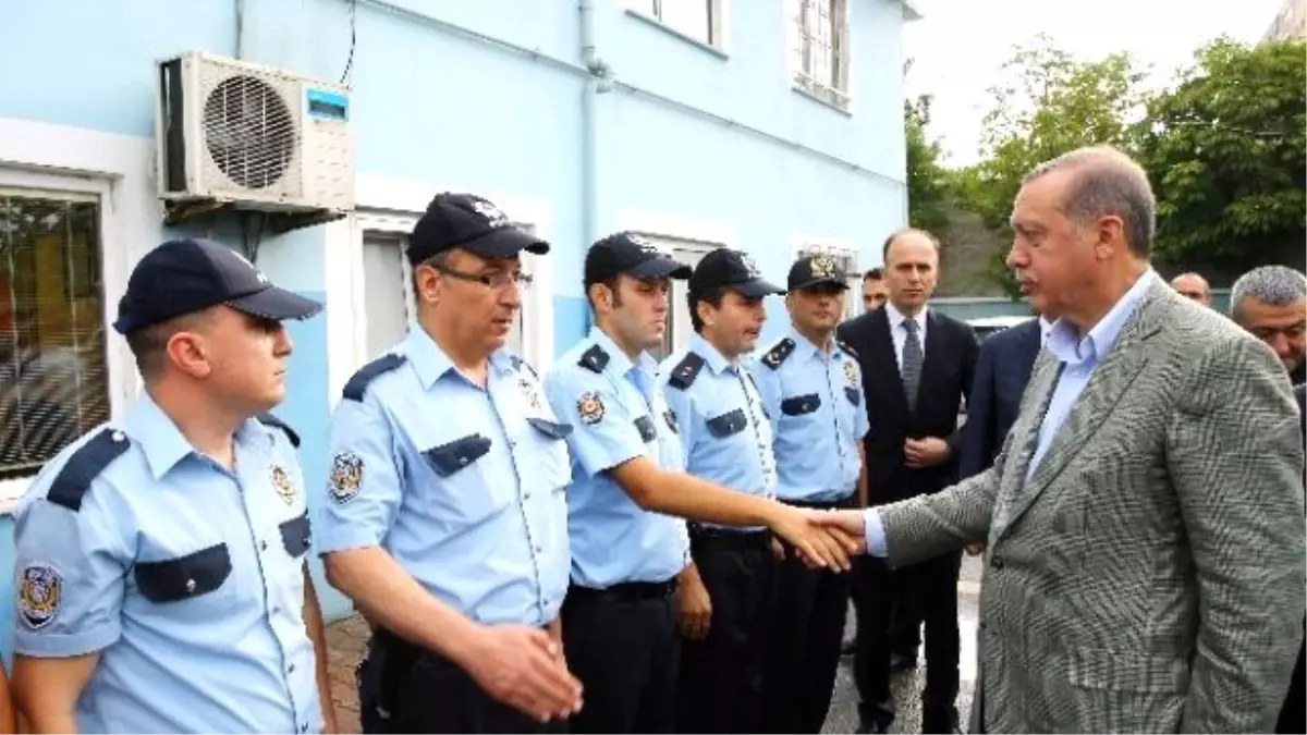 Cumhurbaşkanı Erdoğan, Bayram Namazı Sonrası Polislerle Bayramlaştı