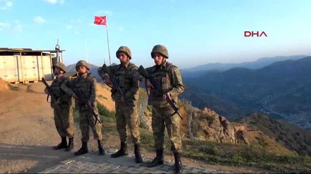 Dha, Şemdinli? Deki Gomane Tepe Üs Bölgesinde Askerlerin Bayramlaşmasını İzledi -1