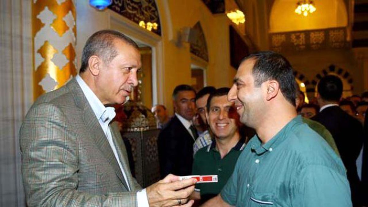 Erdoğan Bayram Namazı Sonrası Sigara İçen Vatandaşı Yakaladı