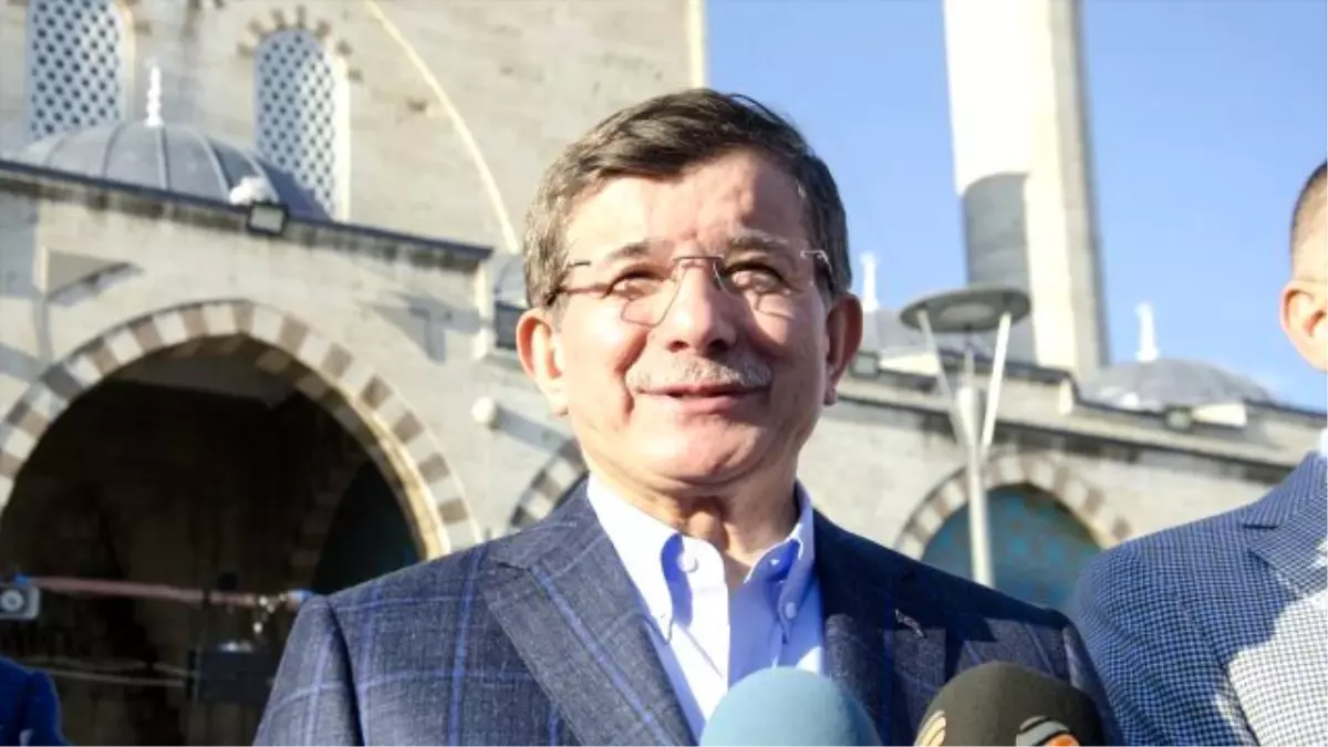 Davutoğlu, Bayramı Konya\'da Karşıladı, Yanında Bakan Elvan da Vardı