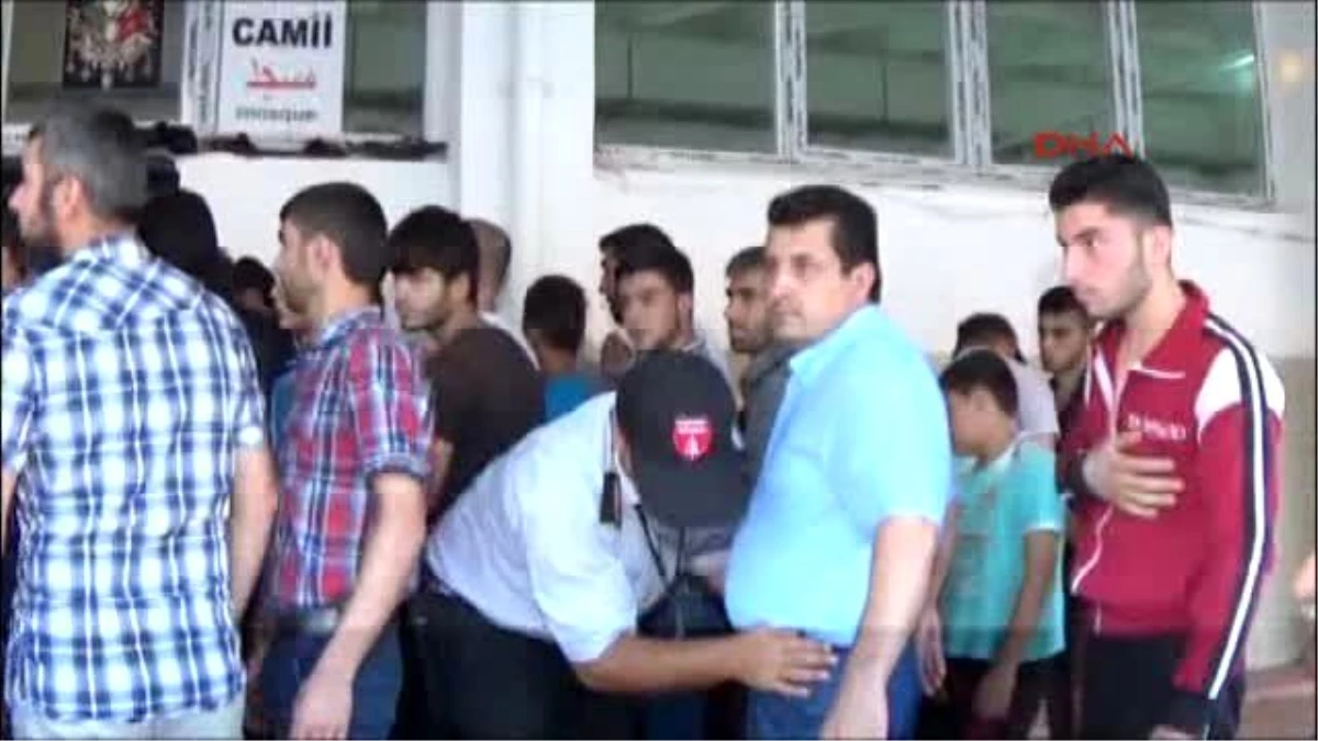 Gaziantep - Vali Yerlikaya, Çadırkentte Suriyeliler ile Bayramlaştı