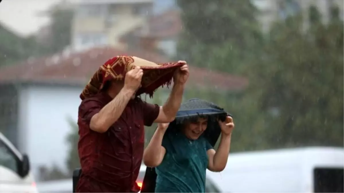 İstanbul\'da Yağmur Sele Dönüştü