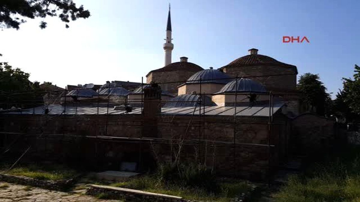 Kosova\'da Onarımı Bitirilemeyen Tarihi Hamamda Örümcekli Protesto