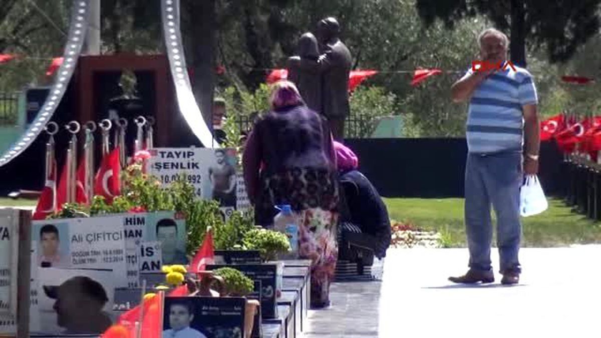 Manisa-Başbakan Yıldırım Soma\'da Madenci Şehitliğini Ziyaret Etti
