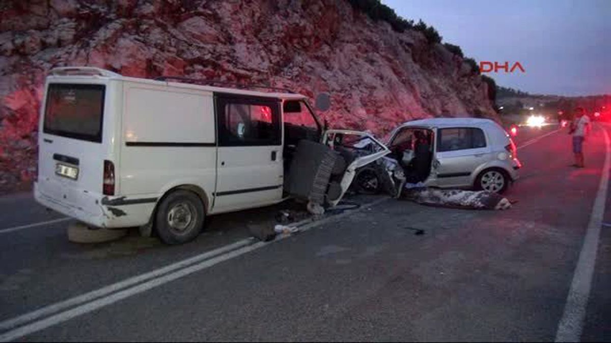 Muğla-Seydikemer\'de Otomobille Minibüs Çarpıştı: 2 Ölü, 5 Yaralı