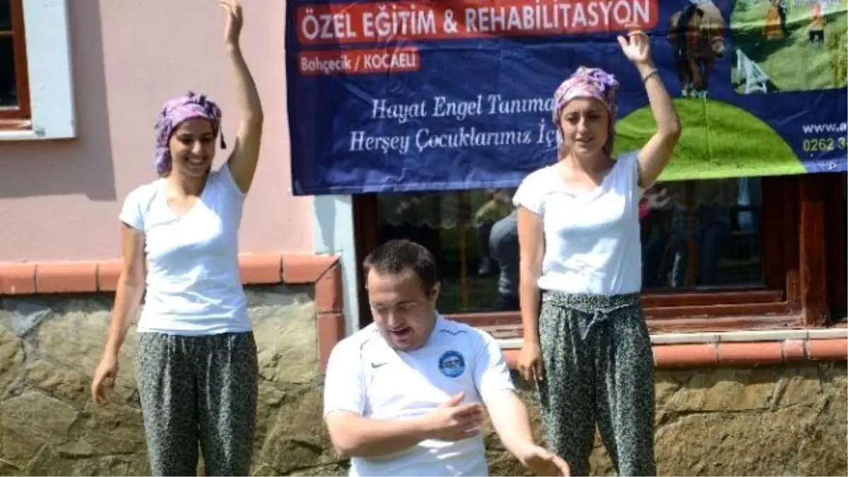 Down Sendromlu Komedyen İzleyenleri Kahkahaya Boğuyor