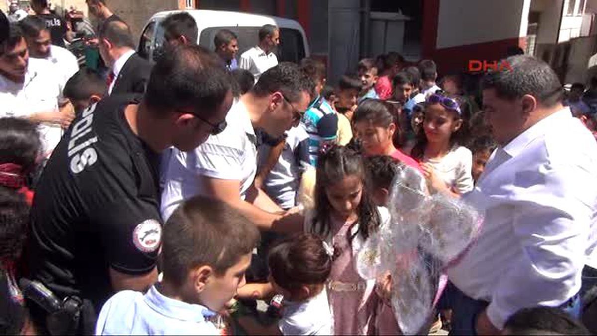 Şanlıurfa\'da Polis 250 Çocuğa Oyuncak Dağıttı