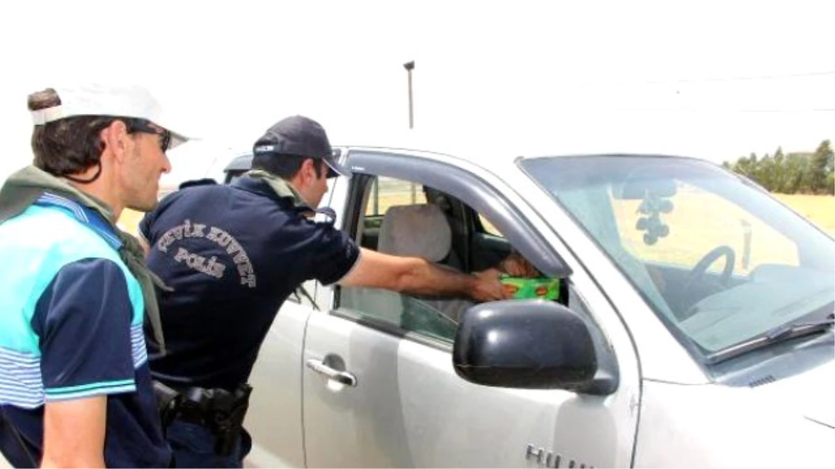 Silopi\'de Polis, Şoför ve Yolculara Şeker İkram Etti