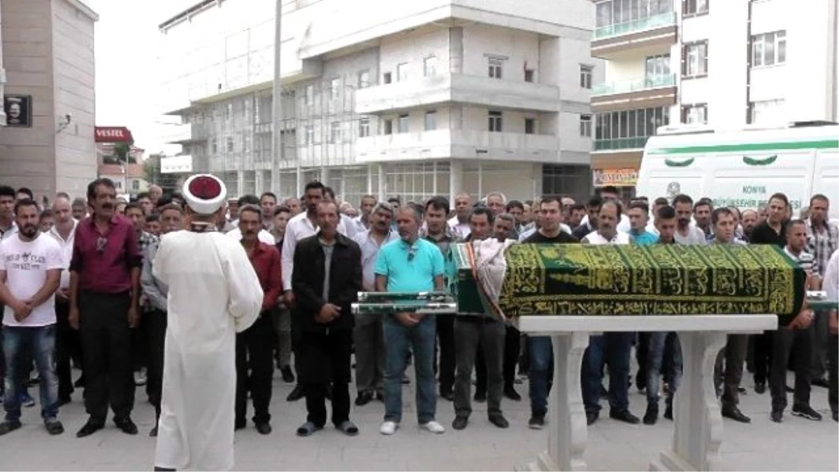 Sokak Ortasında Öldürülen Kadın Toprağa Verildi