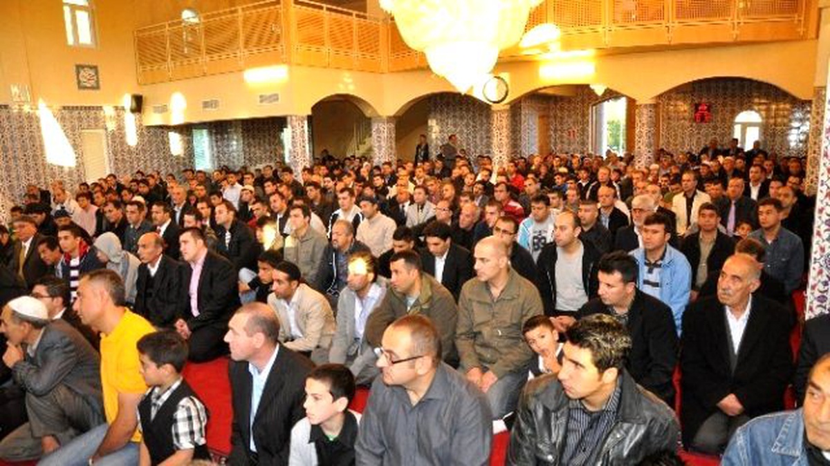 Stockholm\'de Bayram Namazı Coşkusu