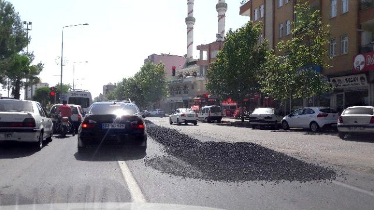 Yola Dökülen Asfalt Tehlike Oluşturdu