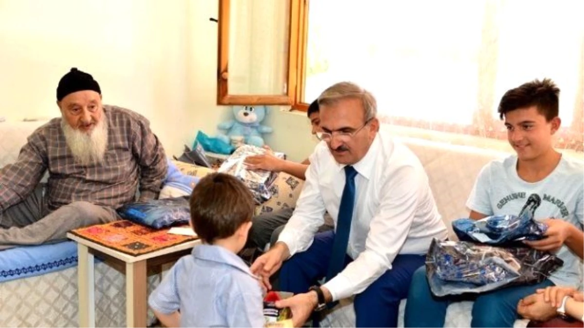 Antalya Valisi Karaloğlu Çocuk Evleri, Huzurevi ve Aileleri Ziyaret Etti