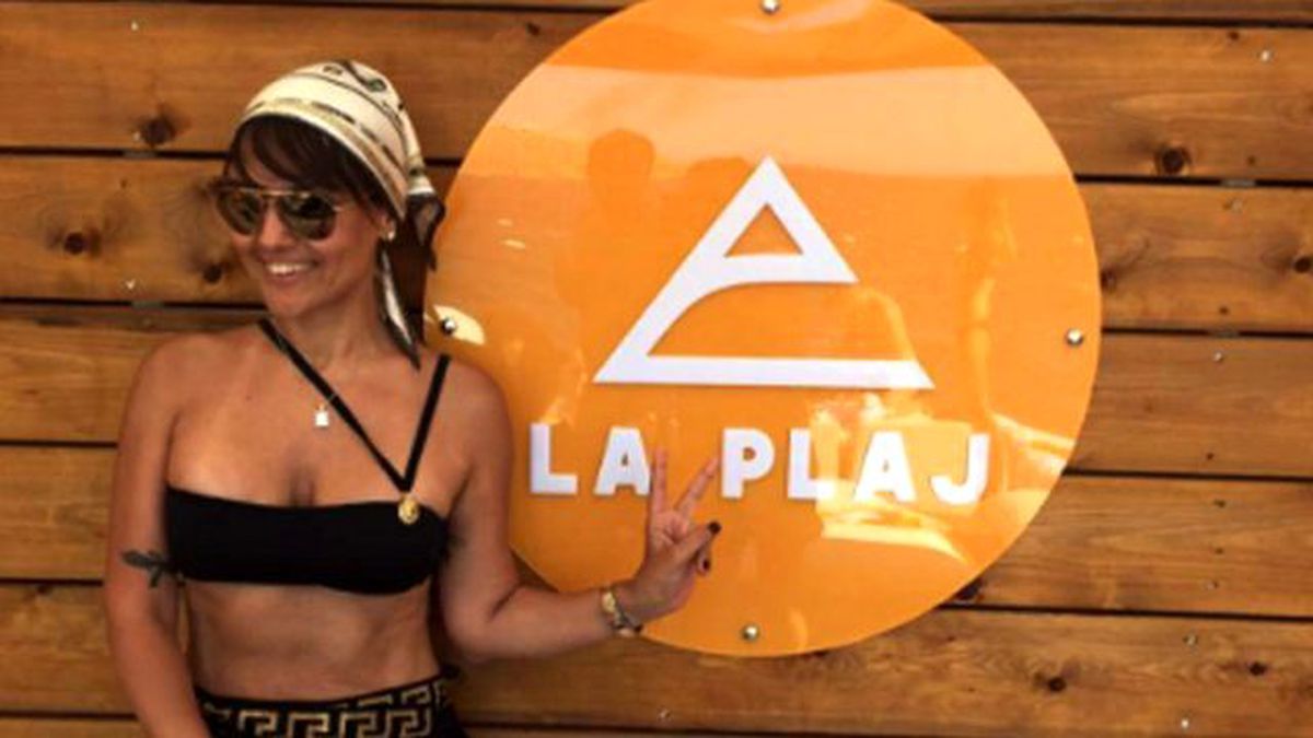 Demet Akalın Hadise'nin Plajına Gitti