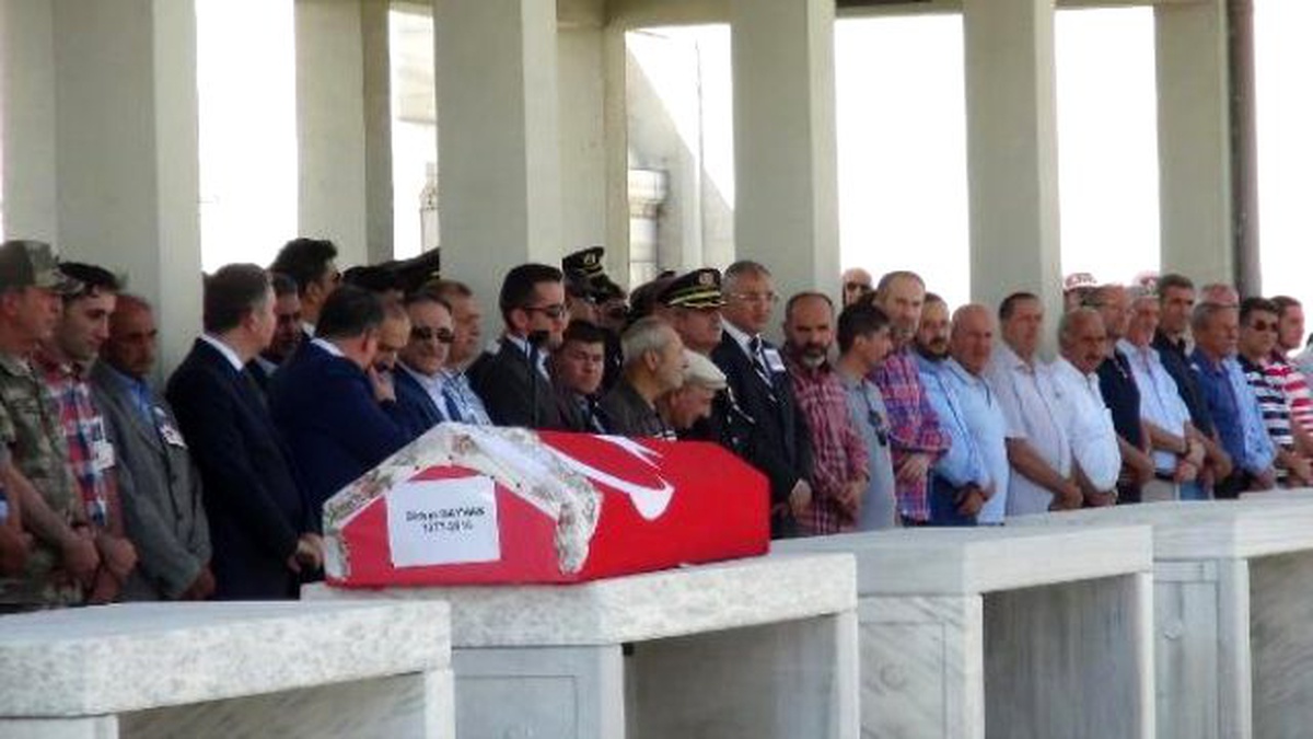 Helikopter Kazasında Şehit Olan Bölge Komutanlığı Kurmay Başkanı\'nın Eşi Toprağa Verildi