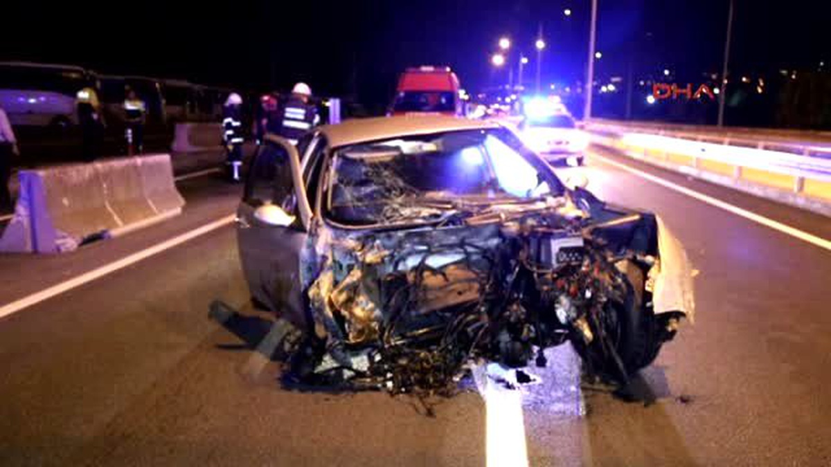 Kocaeli - Bariyerlere Çarpan Otomobilin Motoru Ayrıldı: 2 Yaralı