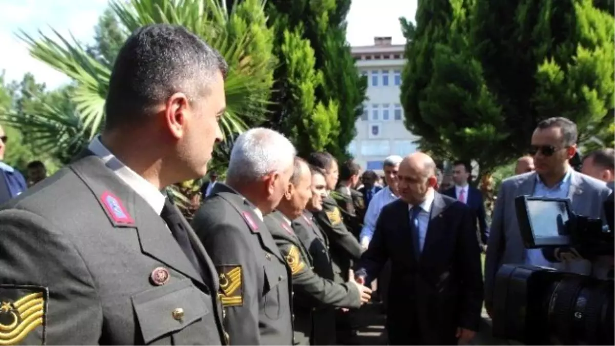 Kocaeli Protokolü Asker ve Polislerle Bayramlaştı