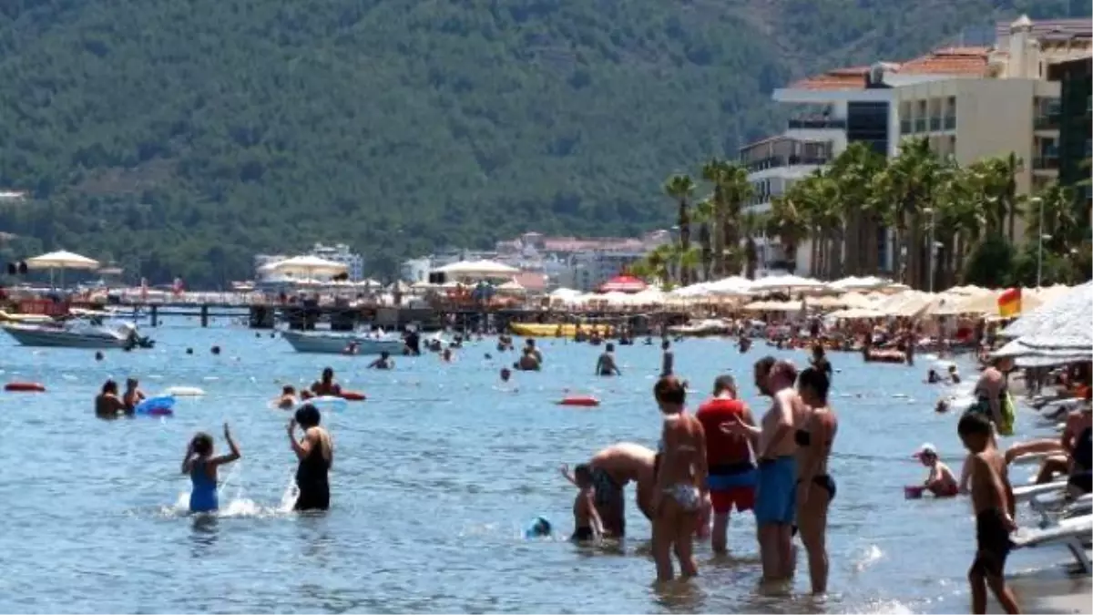 Marmaris\'te Tatil Kalabalığı