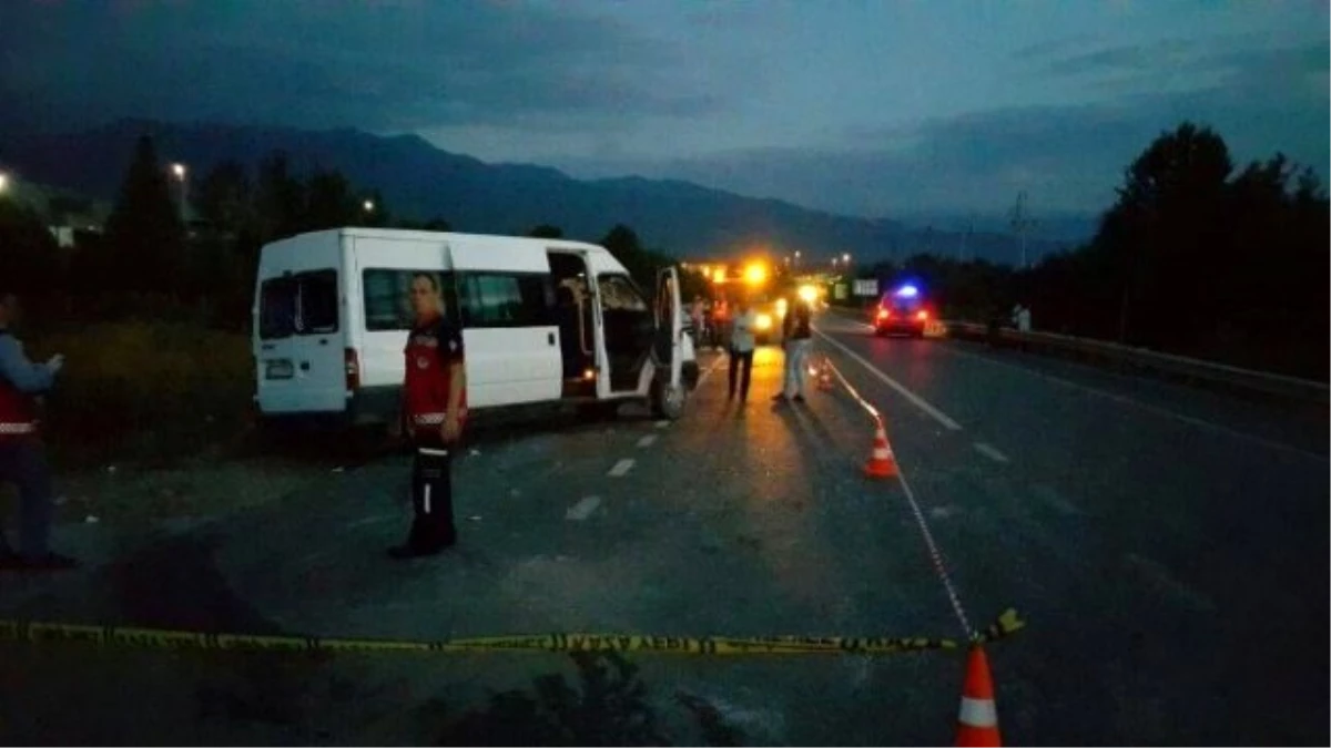 Minibüs ile Panelvan Kavşakta Çarpıştı: 1 Ölü, 9 Yaralı
