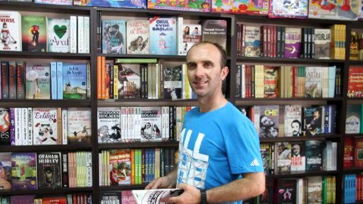 Okumayı Teşvik İçin 1 Liraya Kitap Satıyor
