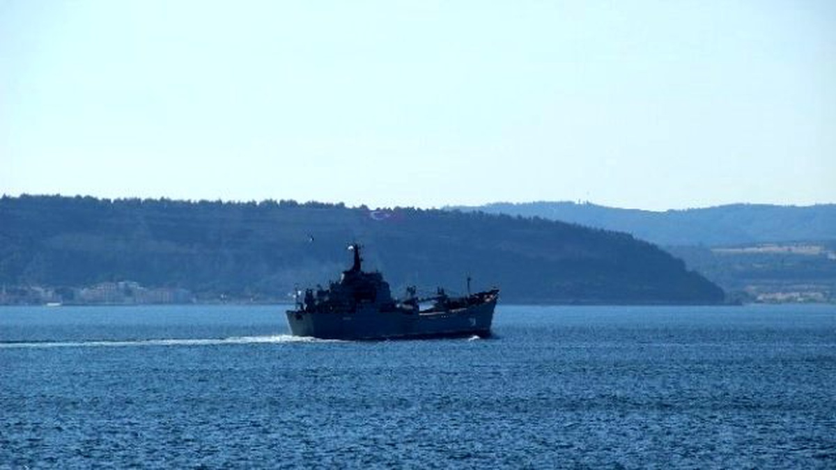 Rus Savaş Gemisi Çanakkale Boğazı\'ndan Geçti