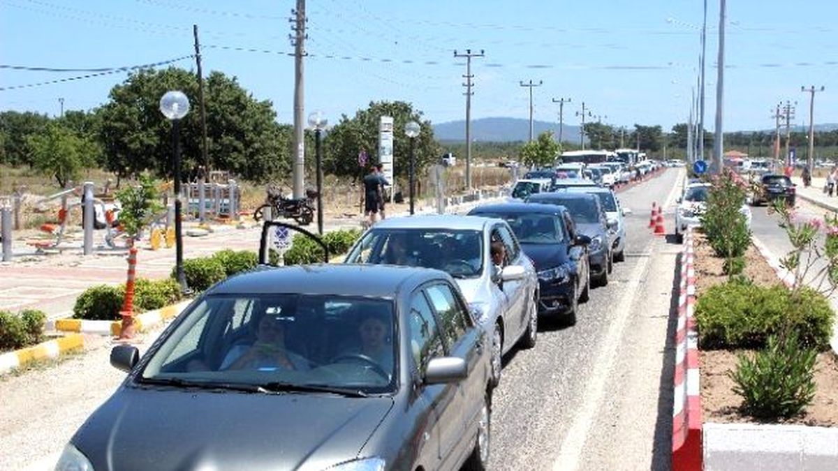 Tatil Cenneti Bozcaada\'da 8 Kilometrelik Araç Kuyruğu