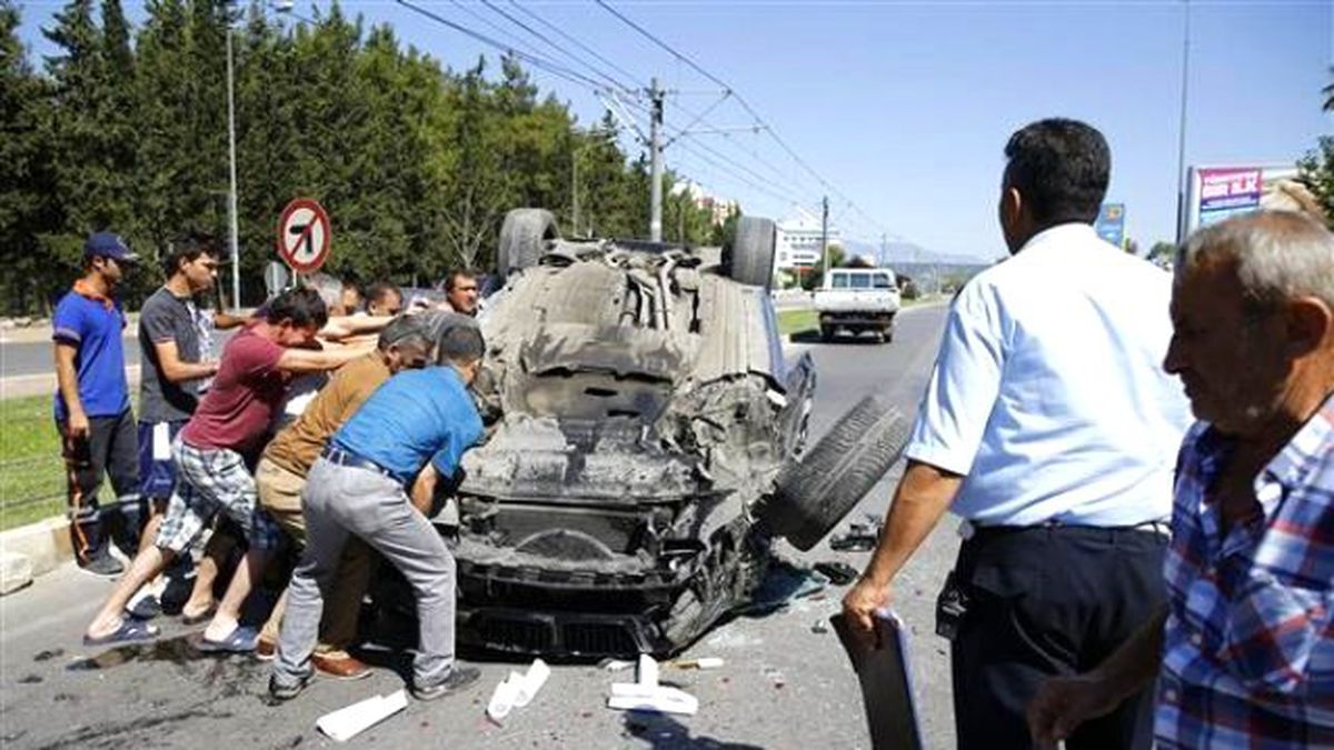 Trafik Işıklarında Bekleyen 5 Araca Çarpan Lüks Cipin Sürücüsüne Linç