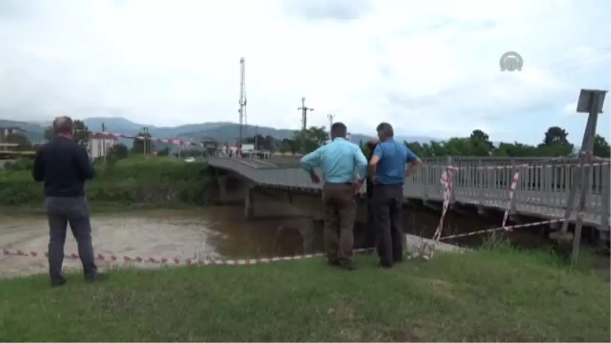 Vatandaşlar Su Basan Evlerini Temizliyor