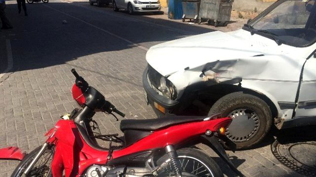 Akhisar\'da Motosiklet ile Otomobil Çarpıştı: 1 Yaralı