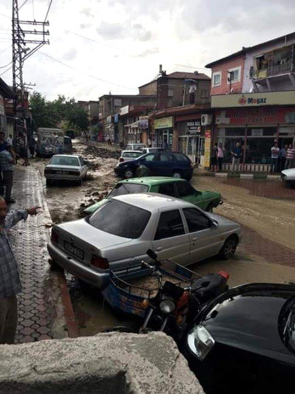 Aşırı Yağış Sele Dönüştü, Parke Taşları Yerinden Söküldü, Araçlar Sürüklendi