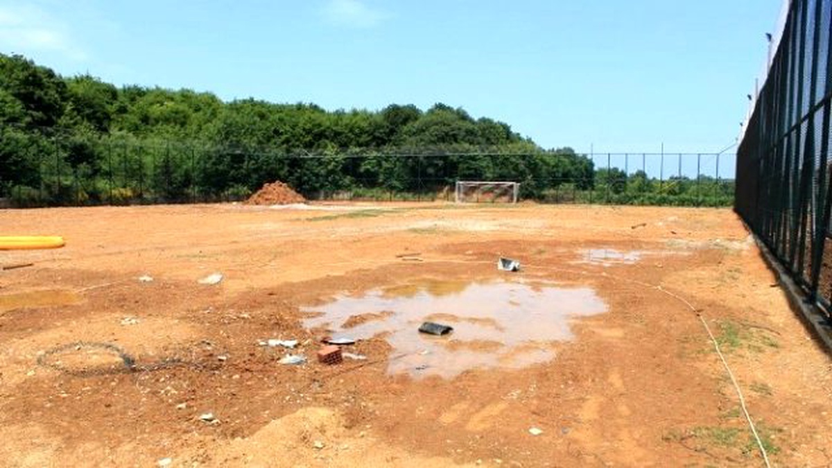 Büyükşehir, Kumcağız\'a Futbol Sahası Yapıyor