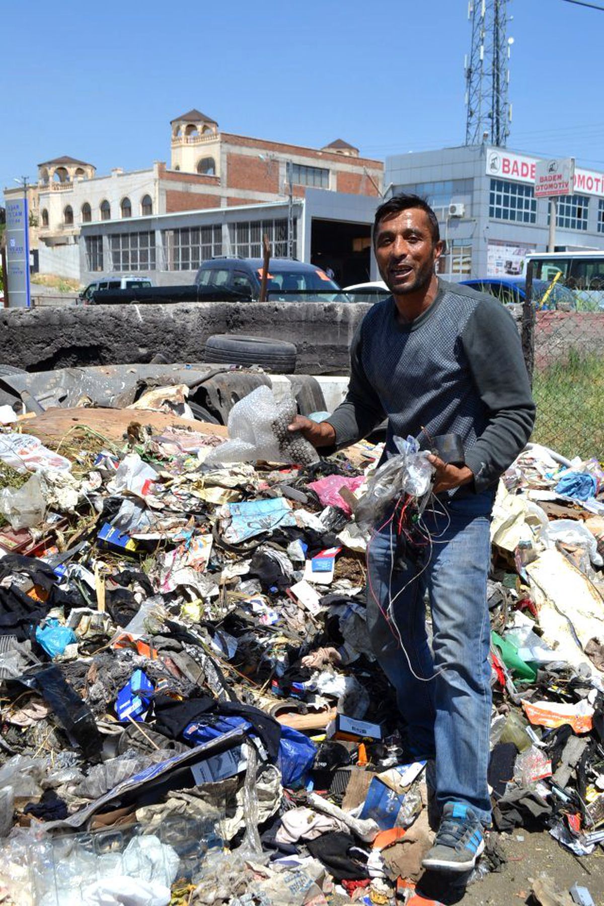 Çöp Konteynırlarından Geçimini Sağlıyor