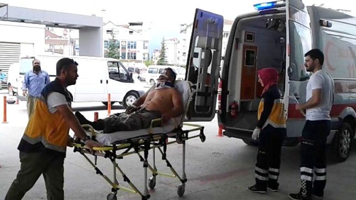 Devrilen Traktörün Altında Kaldı