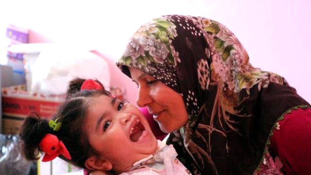 Fedakar Anne, Doktorların 2.5 Yıl Ömür Biçtiği Kızını Sevgisiyle Yaşatıyor