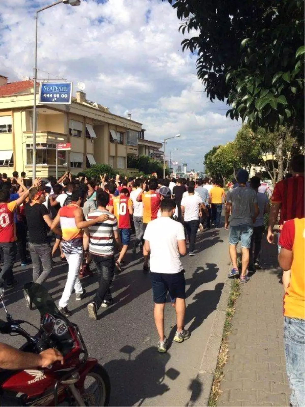 Galatasaraylı Taraftarlar, Yönetimi İstifaya Çağırdı