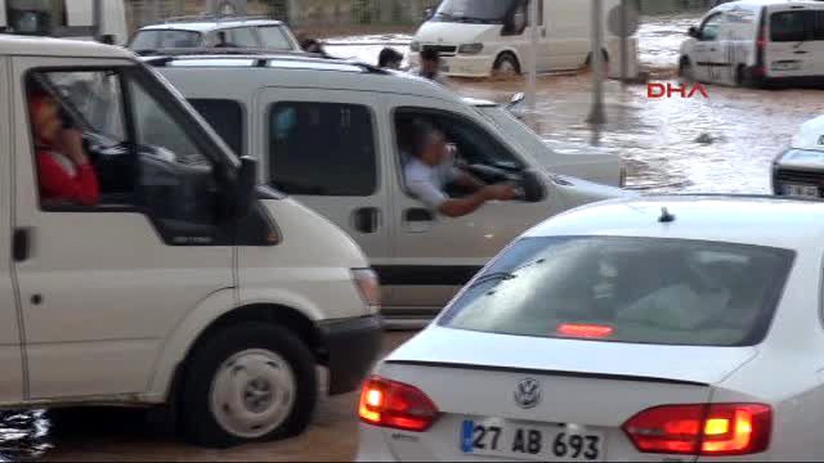Gaziantep?te Sağanak Yağış Hayatı Felç Etti 2-