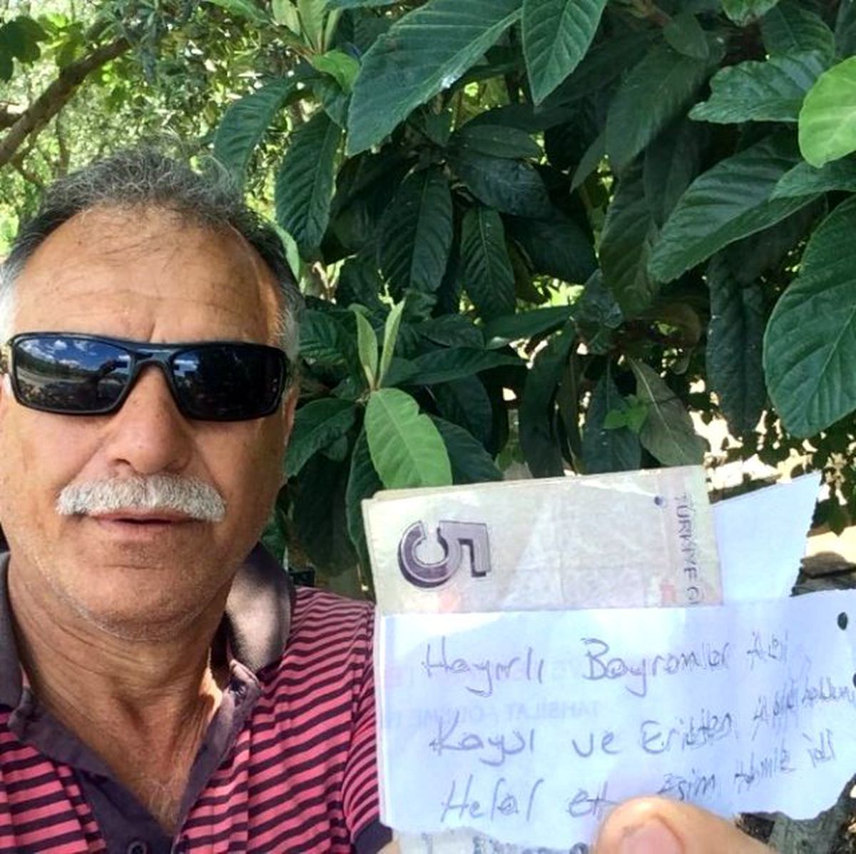 Hamile Eşi İçin Aldığı Meyvelerin Parasını Ağaca Astı