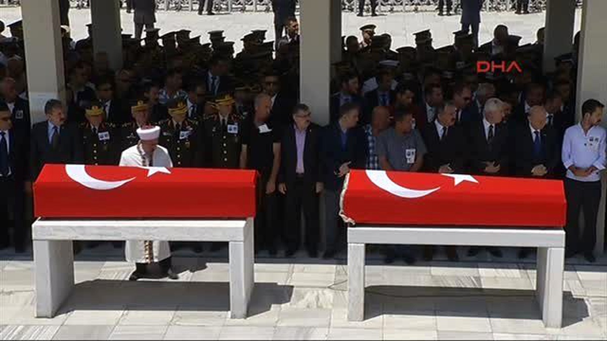 Helikopter Kazasında Şehit Olan Yarbay Sadettin Şahin ile Eşi Nihal Şahin Ankara\'da Toprağa Verildi...
