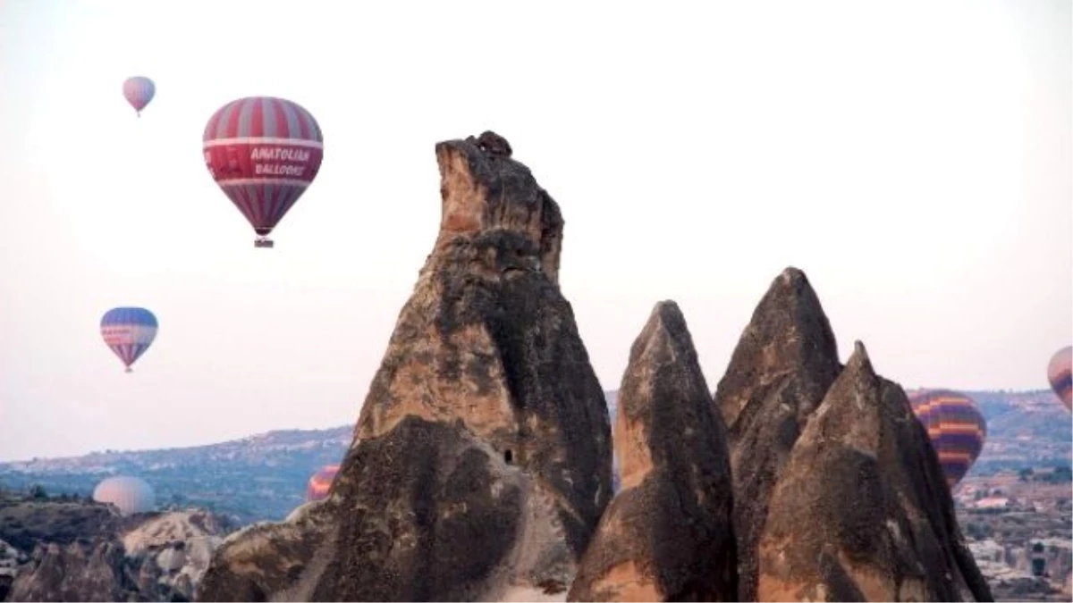 Kapadokya\'da Turistlerin Balon İlgisi
