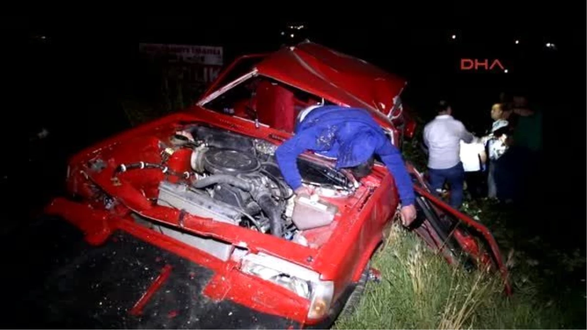 Kocaeli Otomobil Yolda Kenarında Duran Tır\'a Çarptı 4 Ölü, 1 Yaralı